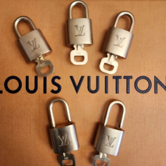 Authentic LOUIS VUITTON vintage gold brass padlock and key - Picture 1 of 3